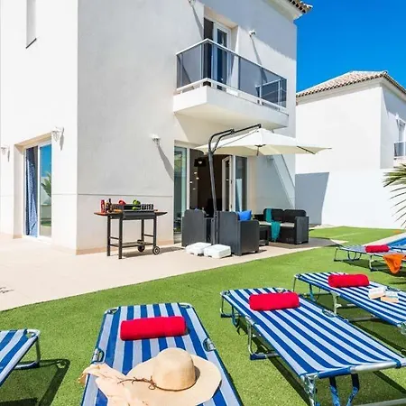 ヴィラ Playa De Fanabe Sleeps 8 With Pool Air Con And Wifi *