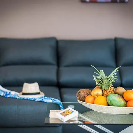 ヴィラ Playa De Fanabe Sleeps 8 With Pool Air Con And Wifi *